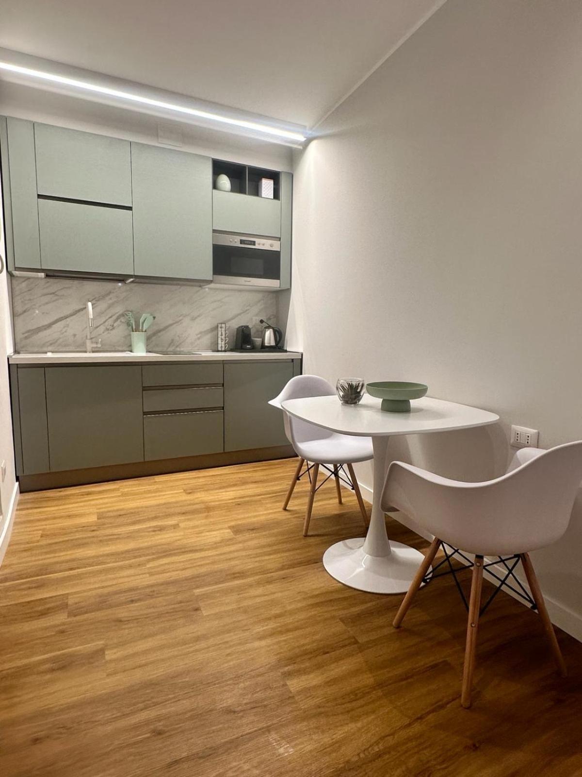 The Captain'S Apartments Sirocco - City Center Leonardo Academy Sesto Calende Esterno foto
