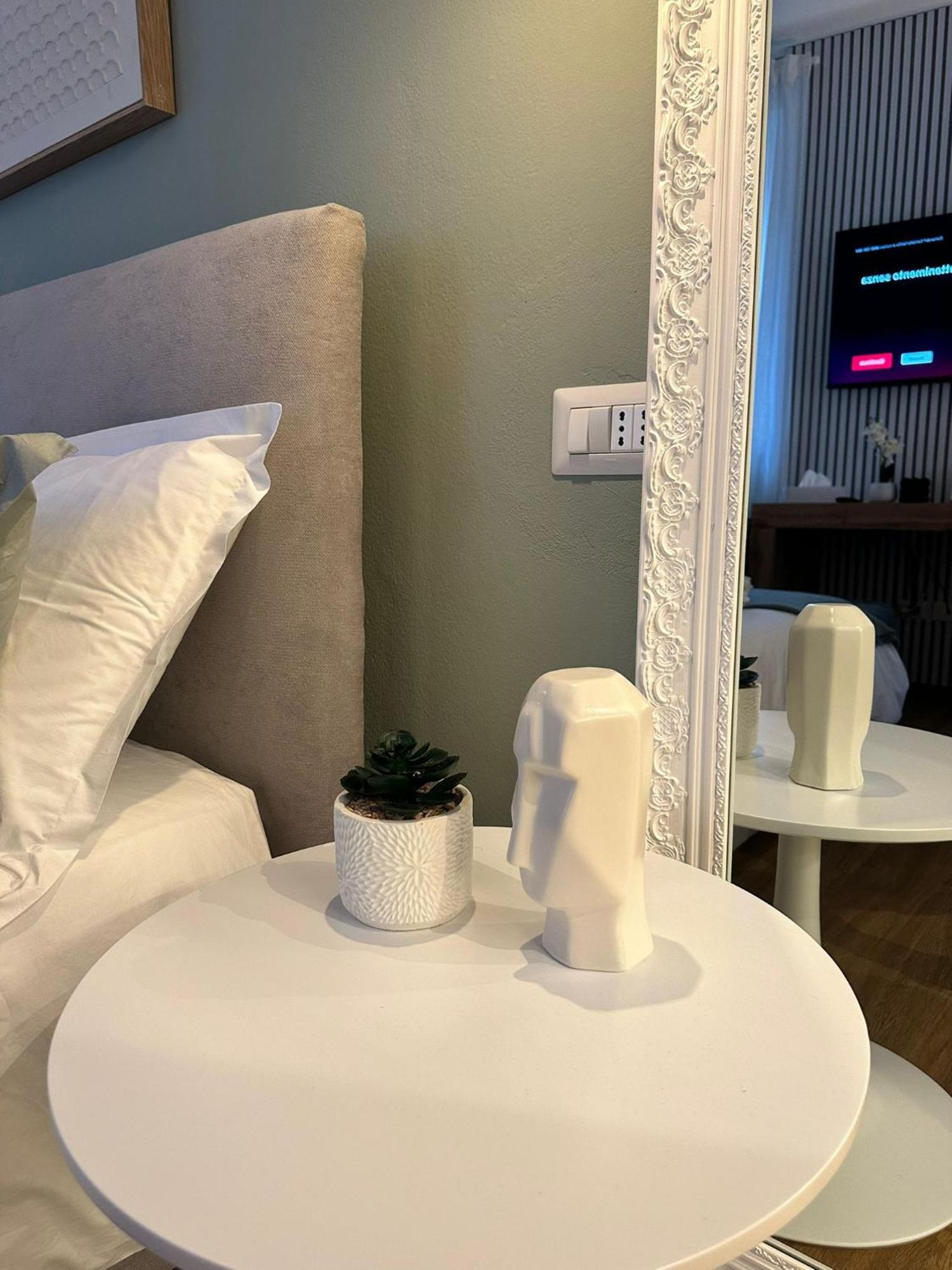 The Captain'S Apartments Sirocco - City Center Leonardo Academy Sesto Calende Esterno foto