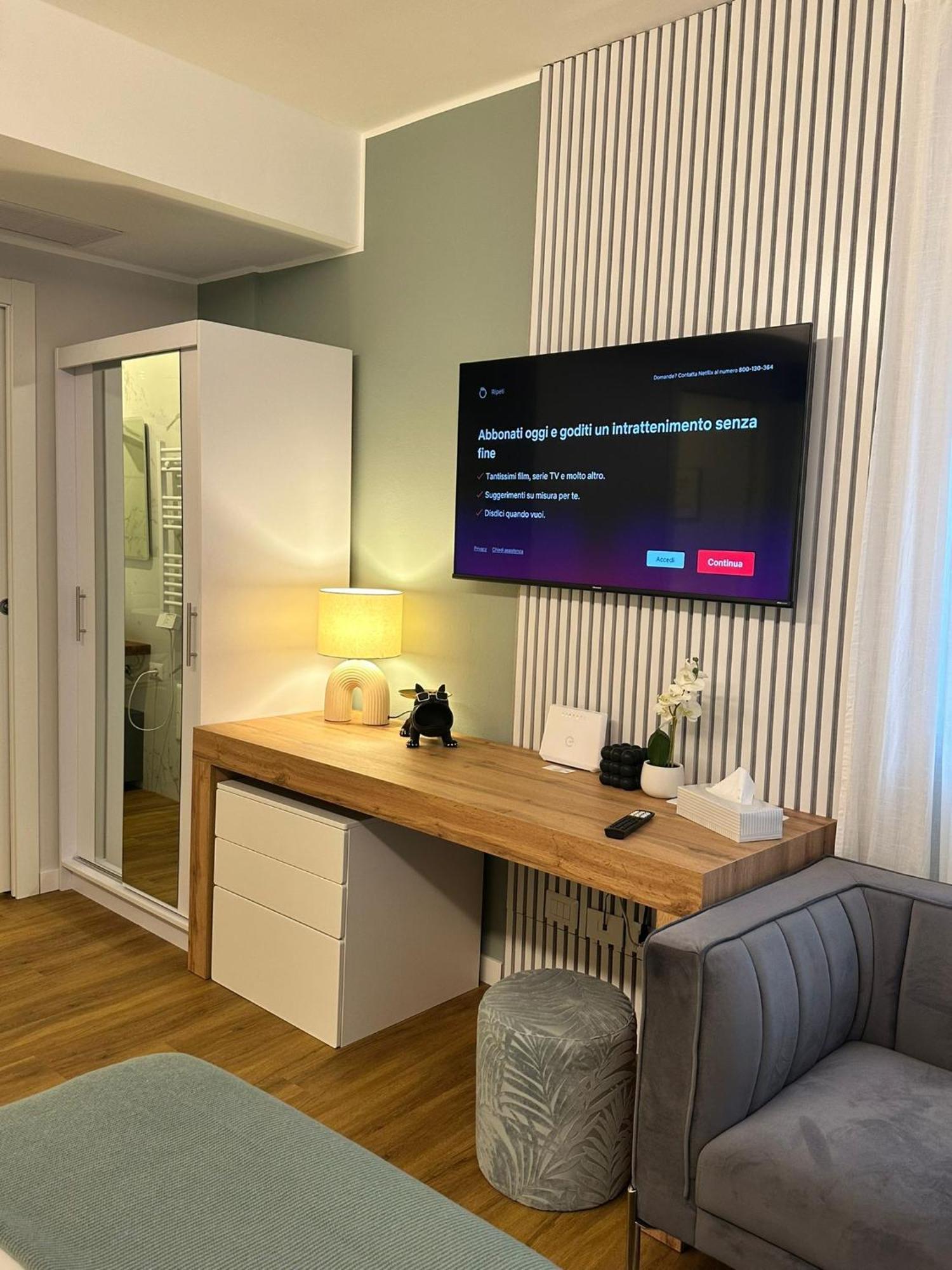 The Captain'S Apartments Sirocco - City Center Leonardo Academy Sesto Calende Esterno foto